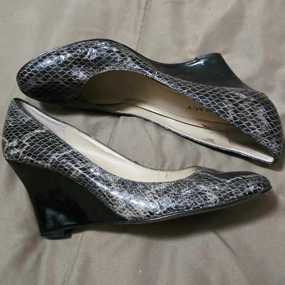 Ellen Tracy Women's Black Snakeskin Pumps